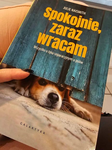 lęk separacyjny u psa, okładka książki trenerki psów Julie Naismith